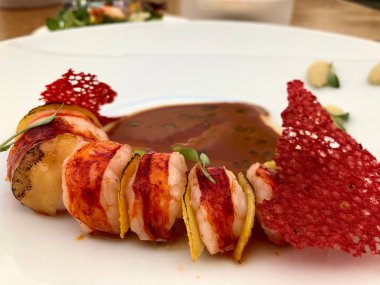 Güzel yemekler, güzel ıstakoz yemekleri Michelin Star restoranında servis edilir.