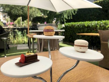 Yaratıcı bir tatlı, ısırık büyüklüğünde, Michelin Star restoranında servis edilmiş.