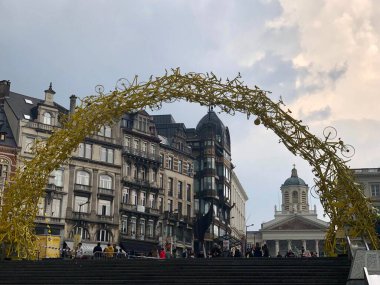 Brüksel, Belçika - 25 Mayıs 2019: Mont des Arts, Kunstberg 'de sarı bisikletli heykel