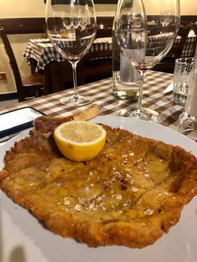 Lezzetli kızarmış sığır pirzolası, Milano usulü ve limonlu.