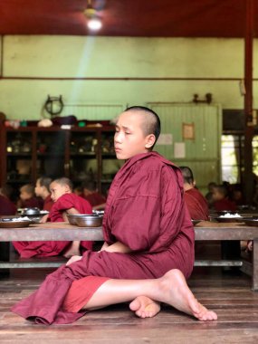 Bagan, Myanmar - 4 Kasım 2019: Sabah namazı ve öğle yemeği sırasında Budist rahibe