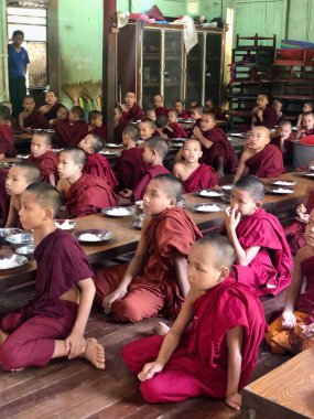 Bagan, Myanmar - 4 Kasım 2019: Sabah namazı ve öğle yemeği sırasında Budist rahipler