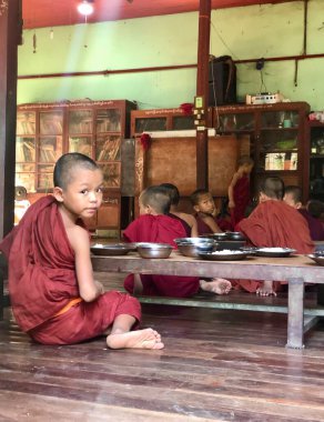 Bagan, Myanmar - 4 Kasım 2019: Sabah namazı ve öğle yemeği sırasında Budist rahibe