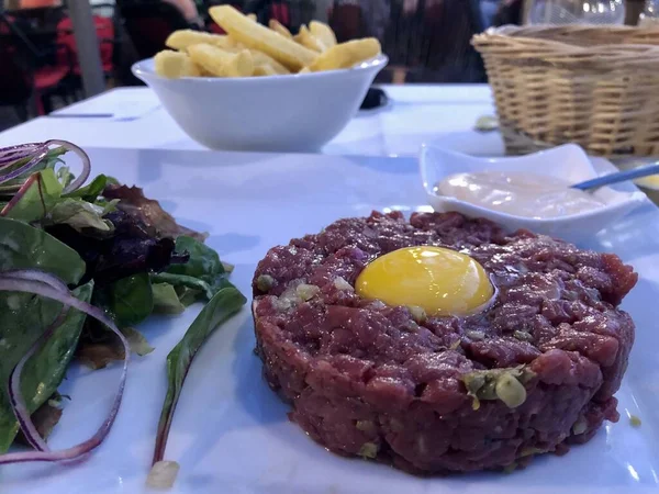 Taze biftek, salata ve patates kızartması.