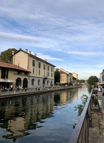 Milan, İtalya - 5 Ekim 2019: Güneşli bir günde Milano 'da Navigli Kanalları
