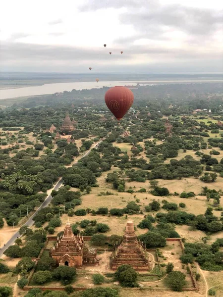 Bagan, Myanmar - 5 de novembro de 2019: Balões de ar quente sobrevoando os templos de Bagan — Fotografia de Stock