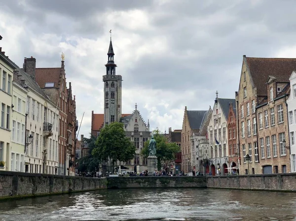 Brugges, Belçika - 27 Mayıs 2019 - Güzel manzaralı ve klasik mimarili Brugges Kanallarında tur