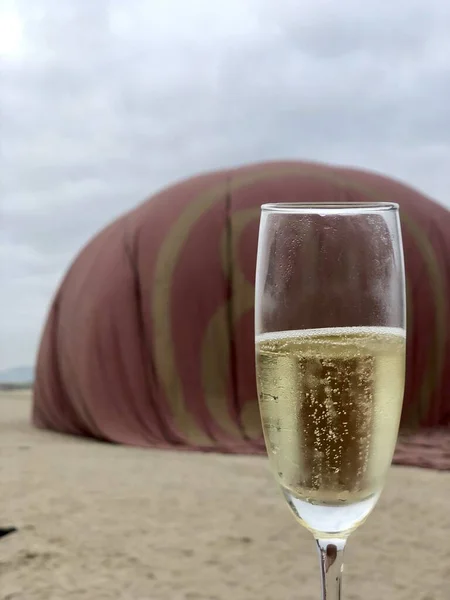 Bagan, Myanmar - 5 Kasım 2019 Bagan tapınakları üzerinde uçtuktan sonra arkasında sıcak hava balonu olan Prosecco