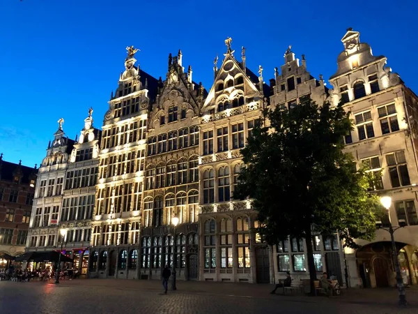 Grote Markt ve Brabo çeşmesi Anterwep Şehir Merkezi 'nde gece, Old Town
