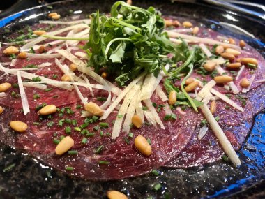 Fındıklı taze et carcappio, parmesan peyniri ve roket yapraklı.