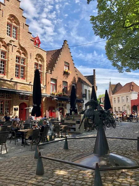 Brugges, Belçika - 27 Mayıs 2019: Güneşli bir günde klasik mimarisi olan Brugges şehir merkezi, eski kasaba