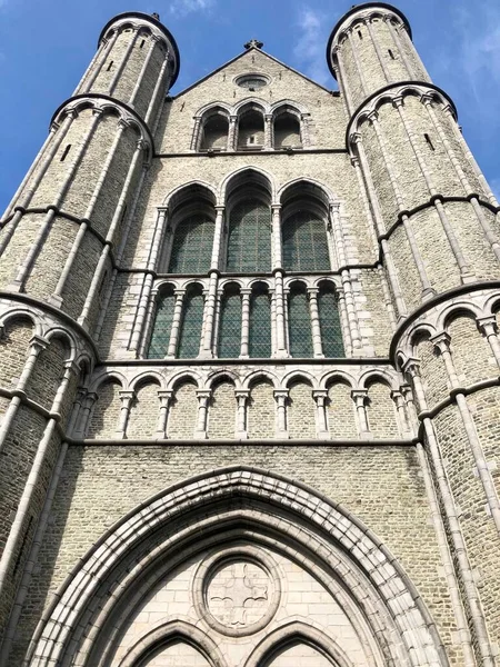 Brugges, Belçika - 27 Mayıs 2019: Güneşli bir günde klasik mimarisi olan Brugges şehir merkezi, eski kasaba