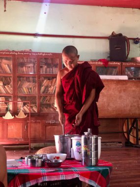 Bagan, Myanmar - 4 Kasım 2019: Manastırda öğle yemeği servisi yapan Budist keşiş