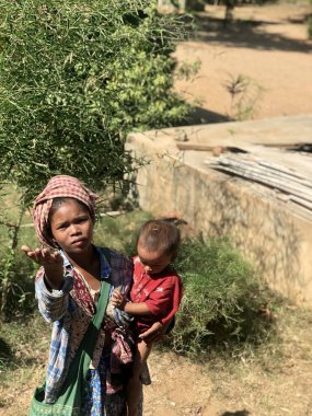 Bagan, Myanmar - 4 Kasım 2019: Çocuklu bir kadın Bagan, Myanmar 'da para istiyor