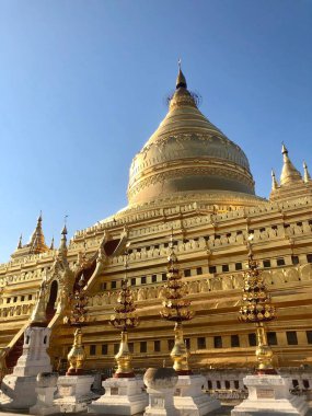 Nyaung-U, Bagan, Myanmar - 4 Kasım 2019: The Shwezigon Pagoda, Budist bir stupa