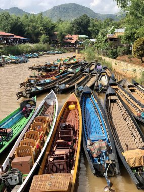 Inle Gölü, Myanmar - 9 Kasım 2019: Inle Gölü 'ndeki Dein köyünde konuşlanmış renkli tekneler