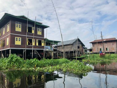 Inle Lake, Shan State, Myanmar - 9 Kasım 2019: Geleneksel yüzen tahta saatler