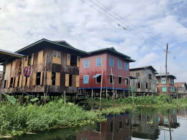 Inle Lake, Shan State, Myanmar - 9 Kasım 2019: Geleneksel yüzen tahta saatler