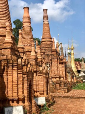 Inle Lake, Myanmar - 9 Kasım 2019: Shwe Inn Dain Pagoda 'daki Stupas ve türbeler