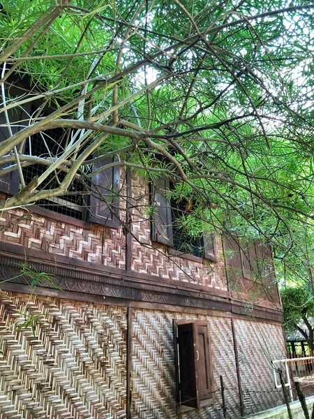 Mandalay, Myanmar - 7 Kasım 2019: Geleneksel bambu evi