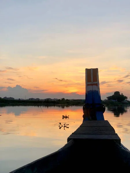 Amarapura, Myanmar - 6 Kasım 2019: Mandalay yakınlarındaki Amarapura 'da Taungthaman Gölü