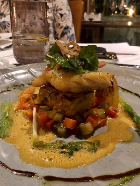 Myanmar 'da güzel yemekler: Karides soslu kurutulmuş deniz kabuğu, tatlı mısır, domates, nane, limon, şeker kamışı jusu ve beyaz rom.