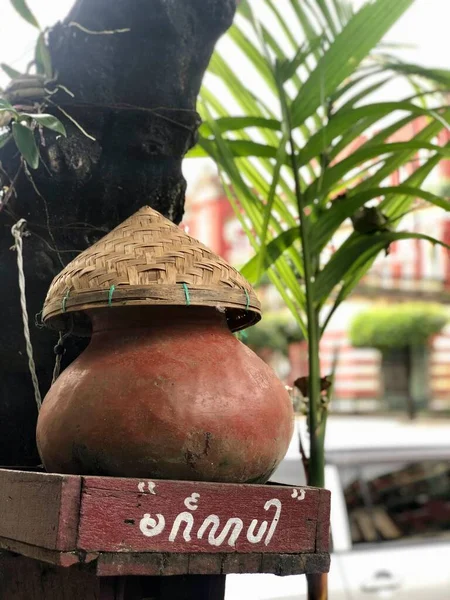 Myanmar 'ın her yerinde kil su kapları var. Budist geleneğinde iyi şeyler yapmak isteyen insanlar tarafından dolduruluyorlar.