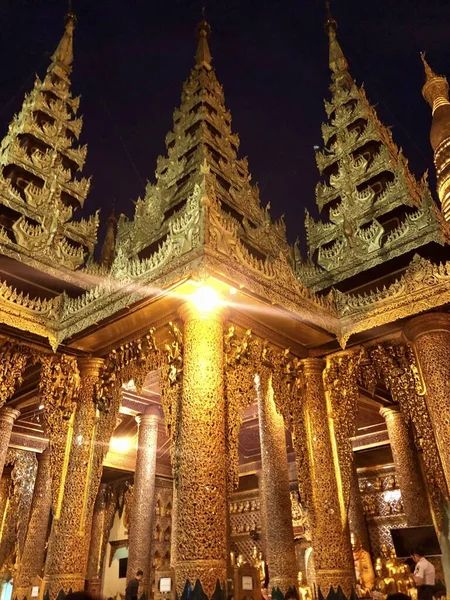 Yangon, Myanmar - 3 Kasım 2019 gece Shwedagon Pagoda