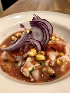 Lezzetli deniz ürünleri, karides ve beyaz balıklı ceviche.