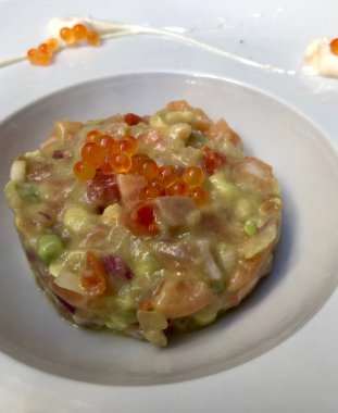 Avokado, kırmızı soğan ve yumurta ile somon tartartarı.