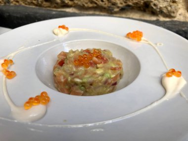 Avokado, kırmızı soğan ve yumurta ile somon tartartarı.