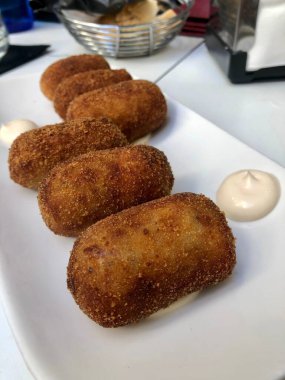 Lezzetli ve çıtır çıtır İspanyol kroketleri veya kroketleri.