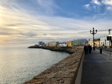Cadiz, Endülüs, İspanya - Aralık 2019: Cadiz 'in eski kentinde sahil kaldırımı