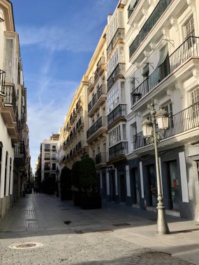Cadiz, Endülüs, İspanya - 25 Aralık 2019: Kadim şehir Cadiz 'in eski kasabasındaki sokaklar