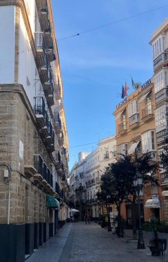 Cadiz, Endülüs, İspanya - 25 Aralık 2019: Kadim şehir Cadiz 'in eski kasabasındaki sokaklar