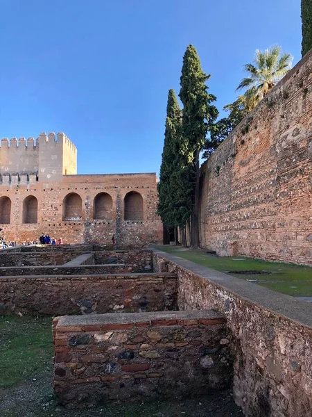 Granada, İspanya - 30 Aralık 2019: Alhambra Sarayı harabeleri