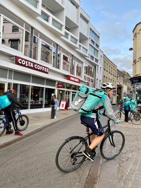 Cambridge, Birleşik Krallık - 2 Nisan 2021: Cambridge şehir merkezinde teslimatçılar