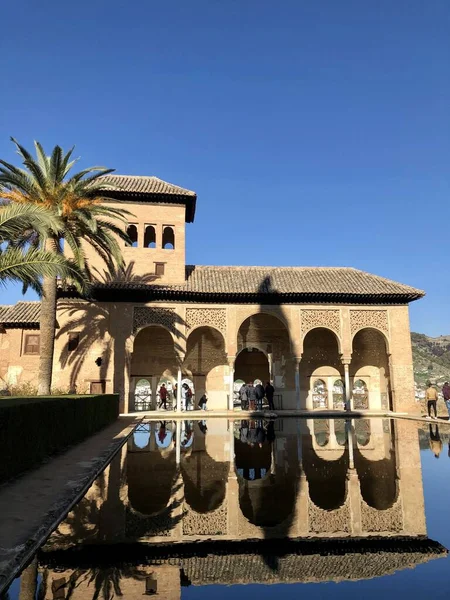 Granada, İspanya - 30 Aralık 2019: Alhambra 'da yansıtıcı havuzlu bina
