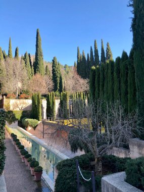 Granada, İspanya - Aralık 2019: Alhambra 'da çeşmeli Generalife Bahçeleri