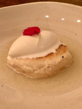 Vanilyalı tatlı, dondurmalı ve çiçekli.