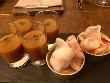 Karides krakerli fasulye çorbası.