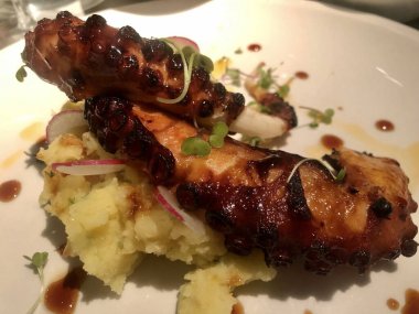 Lezzetli ızgara ahtapot dokunaçlı patates püresi.