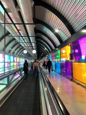 Madrid, İspanya - 31 Aralık 2019: Madrid Barajas Uluslararası Havalimanı 'nda modern mimari