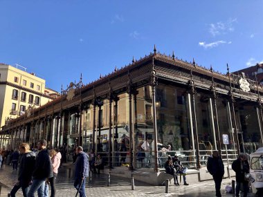 Madrid, İspanya - 21 Aralık 2019: Yoğun pazarın dış görünümü, Mecardo de San Miguel