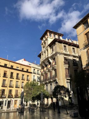 Madrid, İspanya - 21 Aralık 2019: Madrid 'de geleneksel antika bina