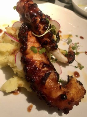 Lezzetli ızgara ahtapot dokunaçlı patates püresi.