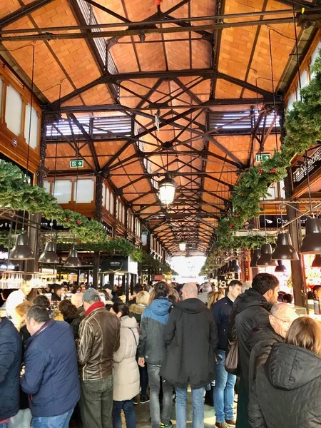 Madrid, İspanya - 21 Aralık 2019: Meşgul pazarın iç görünümü, Mecardo de San Miguel