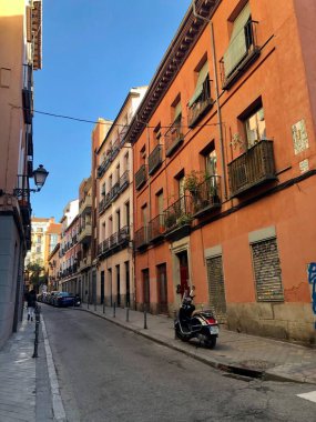 Madrid, İspanya - 5 Ocak 2019: Madrid 'in La Latina bölgesindeki cadde ve binalar