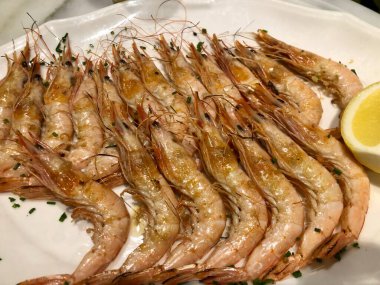 Gambalar, lezzetli geleneksel İspanyol mezeleri, kızarmış karidesler.