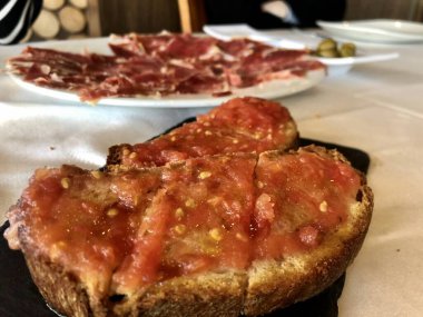 Geleneksel İspanyol mezeleri, domates soslu ekmek, tavada domates.